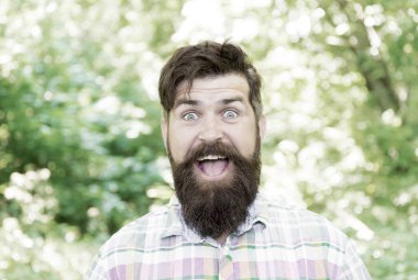 İyi ruhlar olmak. Yaz gününde mutlu hipster 'lar. Sakallı adam doğal ortamda yenilikçi tarzda gülümsüyor. Sıradan hippi tarzı vahşi bir adam. Kalın sakallı, şık saçlı hippi.