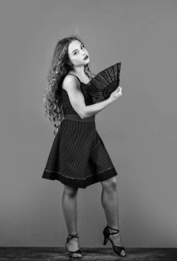 Esrarengiz klasik kız. Soğutma ve havalandırma. İklim kontrolü. Klima. Küçük çocuk zarif bir yelpaze sallıyor. Yaz sıcağı. Temiz hava. Küçük kız yelpazeyle kendini yelpazeliyor. Hava dolaşımı