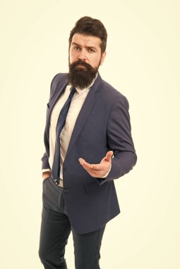 İş adamı resmi takımı. Modern iş adamı ofiice işçisi. Ofis hayatı konsepti. Burada patronun kim olduğunu biliyor. Sakallı adam kendinden emin duruşu bembeyaz. Sakallı hippi takım elbiseli ofis çalışanı.