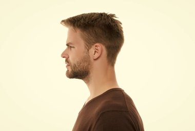 Karizmatik adamın profil görüntüsü modaya uygun saç stili var. Günlük kıyafetlerini giyiyor, beyaz tenli, kuaförlük yapıyor.