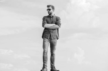 Güzel bir model. Gözlüklü iş adamı. Güven ve karizma. Maço, tıraşsız bir adam. Erkek modası. Çok moda görünüyor. Seksi erkek gökyüzü arka planı. Erkekler güzellik ve cinsellik. Gerçek erkekler.