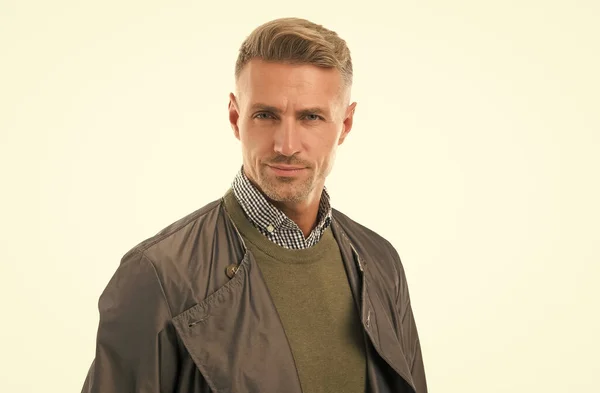 Su peinado perfecto. hombre guapo con la cara sin afeitar en abrigo. bien arreglado chico maduro aislado en blanco. Los hombres de negocios usan ropa casual de negocios. moda masculina y belleza. ropa de otoño o primavera — Foto de Stock