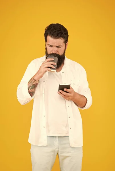 Stilig brutal kaukasisk affärsman dricka kaffe och läsa e-post på mobiltelefon, företag online — Stockfoto