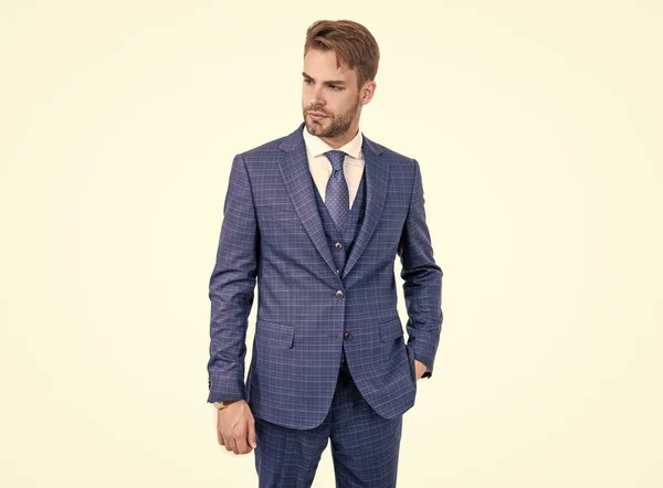Fiatal mérnök viselni divat kék öltöny nyös nyakkendő a formális üzleti stílus formalwear, Vogue. — Stock Fotó