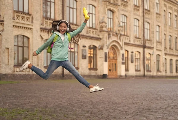 Zıplayan mutlu çocuk dışarıda su şişesiyle özgürlük ve neşe hisset, çocukluk mutluluğu — Stok fotoğraf