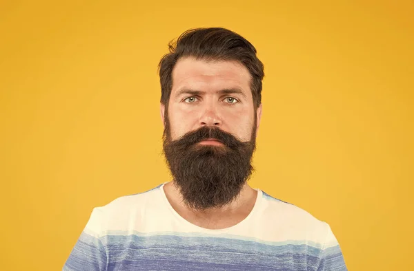 Io sono perfetto. Le punte da barbiere mantengono la barba. Elegante barba e baffi cura. Aspetto hipster. Moda barba e concetto barbiere. Uomo barbuto hipster elegante barba e baffi sfondo giallo — Foto Stock