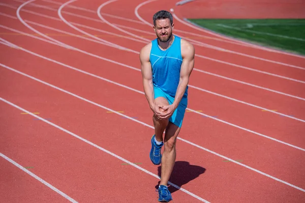 Męski biegacz napina mięśnie z powodu urazu sportowego po treningu, kontuzji sportowej — Zdjęcie stockowe