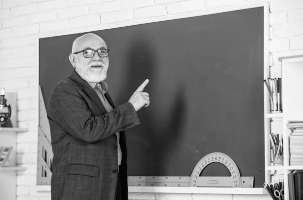 Hombre maduro disfrutando del trabajo. El maestro va a seguir asumiendo nuevos roles y responsabilidades. Profesor sénior en pizarra. De vuelta a la escuela. Profesor de la vieja generación escolar. Profesor con experiencia —  Fotos de Stock