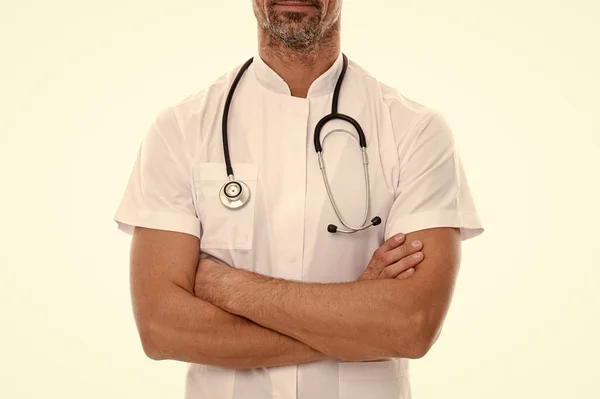 Hombre médico con herramienta de medicina estetoscopio aislado en blanco hacer la recepción del paciente durante la pandemia de coronavirus, ayuda y apoyo — Foto de Stock