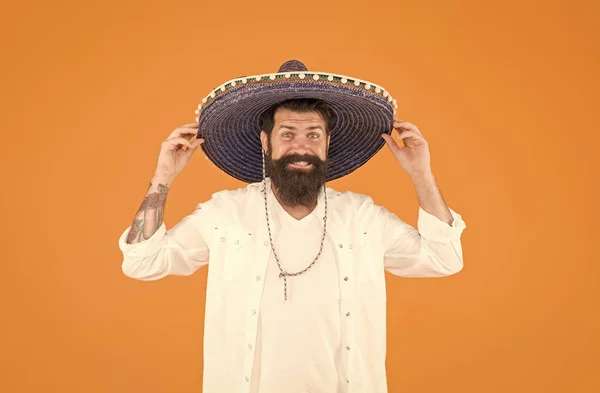 Mexican man wearing sombrero. Guy in wide brim hat. Ethnic concept. Ethnic background. Ancestry language and cultural traditions. Discover ethnic and geographic origins. Bearded man in mexican hat — Stock Photo, Image