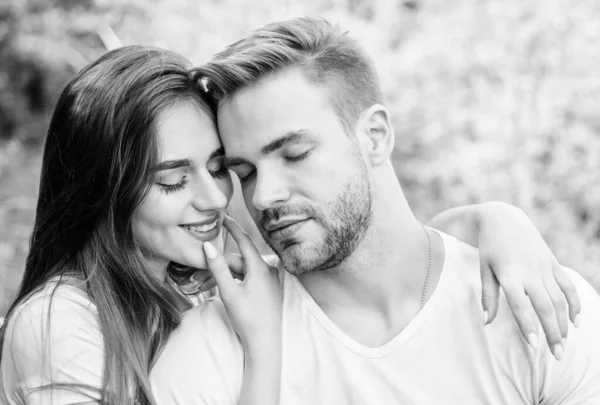 Spending nice time. couple in love. Skin and hair care. girl with guy in park. Beauty and fashion. valentines day. summer vibes. family weekend. romantic date. couple relax outdoor. Tender feeling — Stock Photo, Image