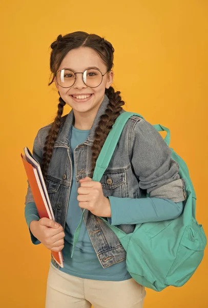 Estudiante chica va a clases para niños dotados, alegría de estudiar concepto — Foto de Stock