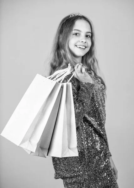 Ventas y descuentos. Niña pequeña con bolsas de compras. Feliz niña. Niña con regalos. Concepto de consumismo. Moda rápida. Prepárate para la fiesta. Centro comercial. Ahorro de compra vacaciones. Compras caseras —  Fotos de Stock