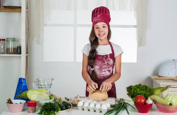 Chica haciendo masa para hornear, receta — Foto de Stock