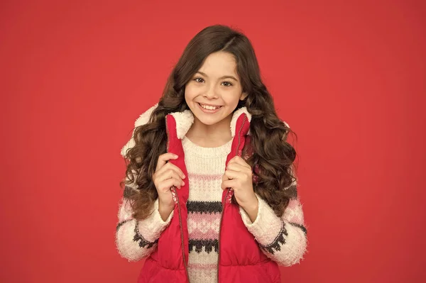 Atividades de inverno. moda de criança de inverno. criança com cabelos longos encaracolados no aparrel de Natal. estilo de atividade de estação fria. felicidade infantil. roupas térmicas. menina adolescente feliz usar roupas quentes — Fotografia de Stock