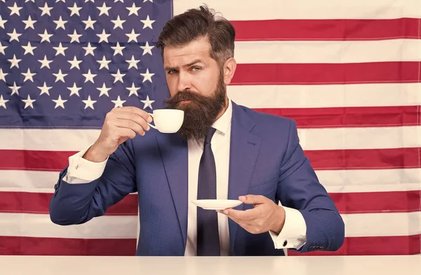 Бизнесмен официальный костюм красивый мужчина пьет кофе, первый глоток концепции — стоковое фото