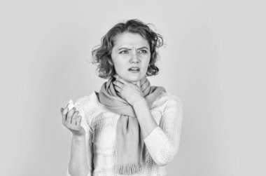 Solunum hastalığı. Grip enfeksiyonu. Sinüzit tedavisi. Sinüzit teşhisi. Burnun akıyor. Mevsimsel alerji. İltihaplı burun sinüsü. Kronik sinüzit. Soğuk algınlığı belirtileri. Burnunu silen kadın