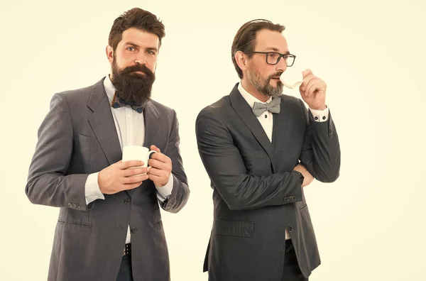 Almuerzo de negocios. hombres de negocios en traje formal con bebida. socios celebran la puesta en marcha de negocios en blanco. los hombres barbudos tienen té y taza de café. Pausa para café. Buenos días. Buen comienzo de la mañana —  Fotos de Stock