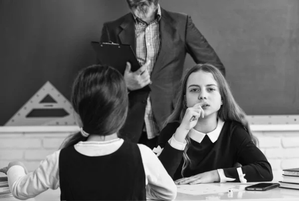 Estudiantes enfocados y concentrados. Proceso de control. Probando estudiantes. La vida escolar diaria. De vuelta a la escuela. Ayuda y apoyo. Niños y maestros. Pedagogo. Mirándolos. Profesor y niños Aula —  Fotos de Stock