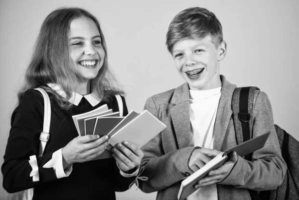 Los niños necesitan útiles escolares. Los niños felices tienen libretas. Los niños vuelven a la escuela. Niños pequeños durante la escuela. Educación y estudio. Tienda de papelería. 1 de septiembre — Foto de Stock