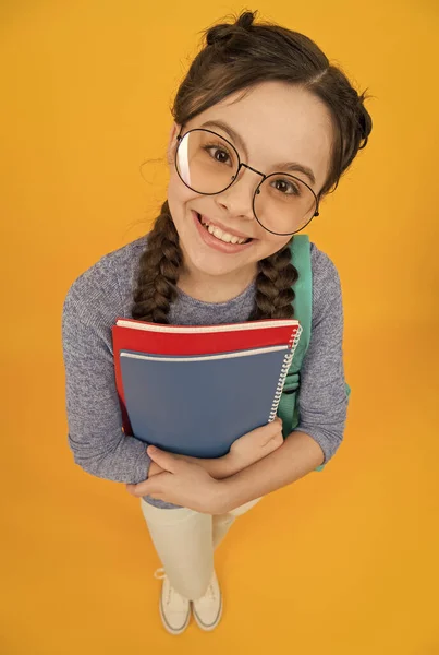 Что бы вы хотели прочесть. Счастливый читатель библиотеки. Маленькая девочка держит библиотечные книги. Умный книжный червь. Школьная библиотека. Знания и информация. Книжный магазин. Все о книгах — стоковое фото