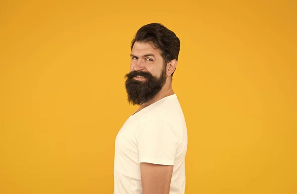 Бушна борода хіпстер людина перукарня клієнт жовтий фон, усміхнений концепт мачо — стокове фото