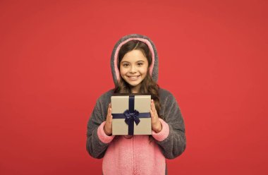 Alışveriş zamanı. Mutlu çocukluk. Tatil için alışveriş hediyesi. Noel ya da yeni yıl. Tüylü tavşan pijaması giymiş şirin bir çocuk hediye kutusunu tutuyor. Neşeli çocuk doğum gününü kutluyor. Genç kız boks gününün tadını çıkarıyor.