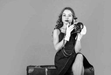 Kendi tarzında. SLR kamera. Güzel çocuk fotoğrafçısı, retro kamerayı tut. seyahat gazetecisi bagajı. Küçük muhabir fotoğraf çeker. Klasik kamera. Retro kameralı kız. çocukluk anılarını yakala