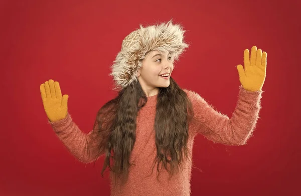 Smiling teen girl in cozy warm wear demonstrate gloves on hands and winter hat, fashion and style — Stock Photo, Image