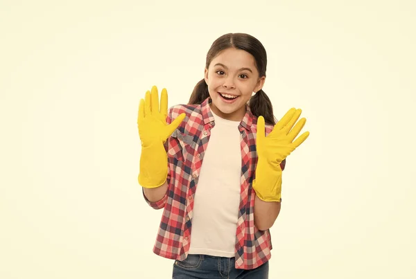 Υπηρεσία καθαρισμού σπιτιών. σκούπισμα γάντια για καθαρισμό. Μικρό κορίτσι με γάντια καθαρισμού. ποιοτικές υπηρεσίες. Ανεξάρτητη οικιακή βοηθός, απομονωμένη στα λευκά. ακίνδυνα προϊόντα καθαρισμού — Φωτογραφία Αρχείου