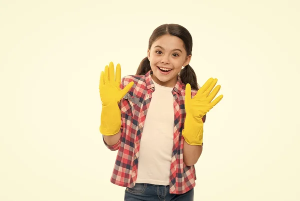 Hausreinigung. Wischhandschuhe zum Reinigen. kleines Mädchen in Putzhandschuhen. Qualitätsanruf. Unabhängige Mädchen Haushalt isoliert auf weiß. harmlose Reinigungsprodukte — Stockfoto