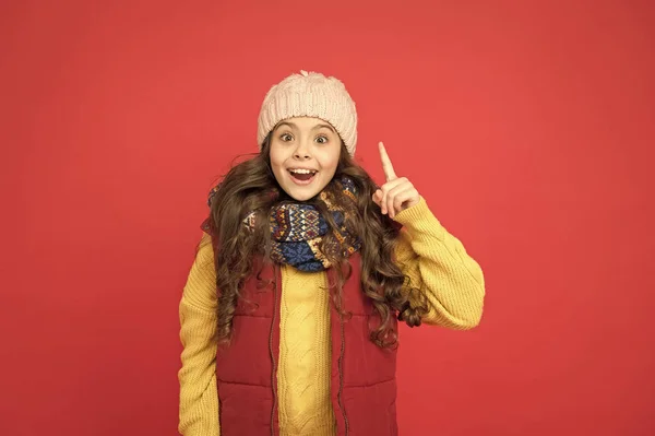 Idée pour les vacances d'hiver. enfant en bonnet tricoté et écharpe se sentent confortable. porter des vêtements confortables en saison froide. heureuse adolescente porter des vêtements chauds d'hiver. bonheur d'enfance. Sensation de repos — Photo