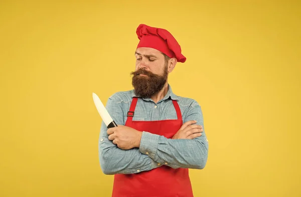 Podívej, co vaří. Šéfkuchař v kuchyni. zralý kuchař na žlutém pozadí. vážný muž vaří v kuchyni. Profesionální kuchař s nožem. vynikající kuchař nebo pekař. speciální nabídka od šéfkuchaře — Stock fotografie