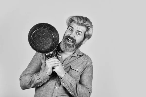 Melhor qualidade. retrato cozinheiro barbudo com ferramentas de cozinha. homem barbudo segurar panela de cozinhar. cozinhar preparando comida na cozinha. marido na cozinha. Cozinhar conceito de comida. Segure frigideira. Alimentos biológicos — Fotografia de Stock