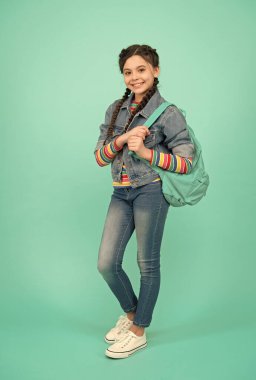 Tarzımı değiştirmeyi seviyorum. Sıradan tarzda mutlu bir kız. Bebek mağazası. Çocuk kıyafetleri. Moda modası. Moda tasarımı. Her gün gardırop. Denim koleksiyonu. Kot pantolonun modası asla geçmez.