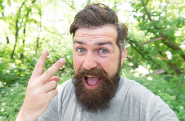 Çatallar. Ziyaretçi işaretini hakaret olarak gösteren bir adam. Acımasız bir adam saldırgan hareketlerde bulunuyor. Uzun bıyıklı ve sakallı kaba bir adam. Sakallı adam doğal ortamda gelişigüzel takılıyor.