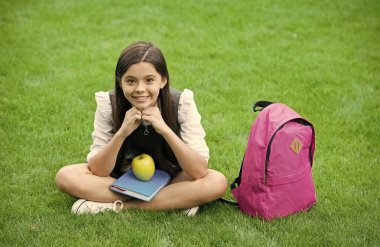 Ne yersen osun. Mutlu çocuk yeşil çimlere oturur. Okul yemeği. Vejetaryen diyeti. Sağlık eğitimi. Diyet ve diyet. Sağlıklı beslenme. Dengeli menü. Vitaminini almanın en havalı yolu