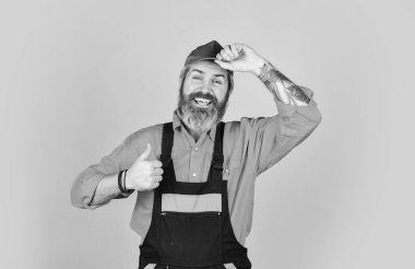 Evde bozuk teknisyenleri tamir ediyorum. Elektrikçi tesisatçı tamirci. Ustayı ara. Yenileme konsepti. Becerikli bir işçi. İşçi. Tamirci deneyimli bir işçi. Yardım hizmetleri. Yakışıklı inşaat işçisi.