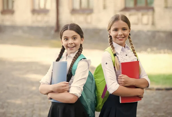 Está na hora de aprender. As crianças felizes têm livros de estudo ao ar livre. Estudo e educação. Escolaridade formal. Ensino privado. De volta à escola. Materiais educativos — Fotografia de Stock