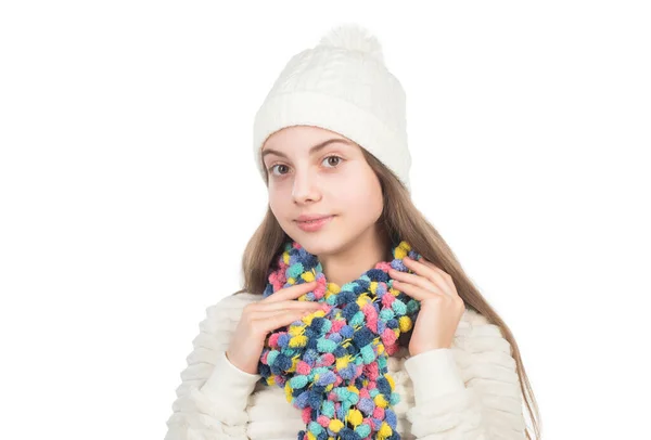 Νέα και όμορφη. Παιδί με καπέλο και πουλόβερ. Φθινοπωρινό στυλ μόδας. ζεστά ρούχα. — Φωτογραφία Αρχείου