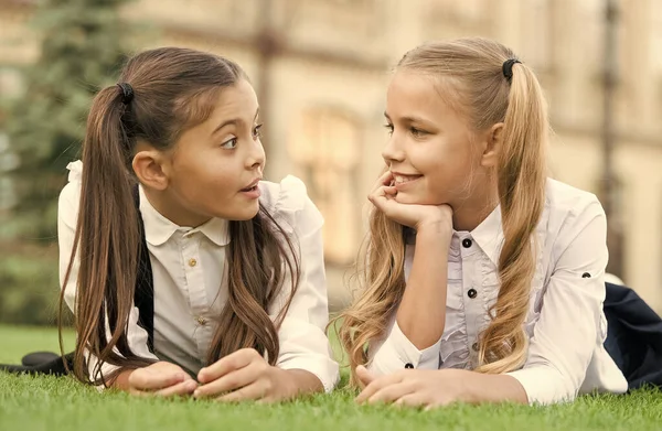 Amigos de la escuela ropa formal relajante sobre hierba verde, concepto de habilidad comunicativa — Foto de Stock