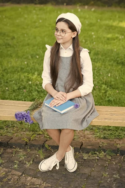 Elegante colegiala niña estudio con libro en el parque, concepto de estudiante francés —  Fotos de Stock