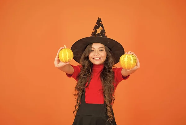 小さな黄色のカボチャとハロウィンに魔女の帽子の衣装で幸せな子供,伝統的なハロウィン — ストック写真