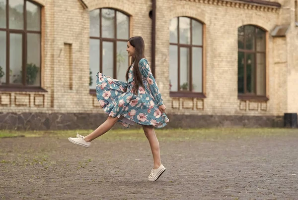 Dziewczyna lato sukienka trzepocze w ruchu tło miejskie, koncepcja świeżości — Zdjęcie stockowe
