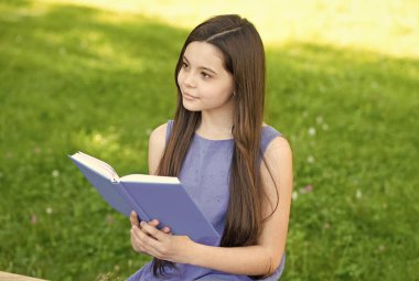 Hayal gücünün derinliklerine uç. Küçük çocuk yaz günü kitap okur. Hayal gücünü geliştiriyor. Hayal gücü ve fantezi. Edebiyat ve şiir. Bırak hayal gücün keşfetsin, daha fazla oku.