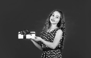 Yeni alışverişin tadını çıkarıyorum. Doğum günü hediyesi kutusu. Boks günü. Noel alışverişi. Gerçekten güzel alışveriş. Poster çocuğu için sürpriz. Retro parti tarzı. Retro kız hediye kutusu. Sevgililer günün kutlu olsun.