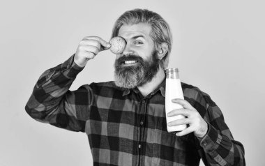 Sadece mutluyum. En sevdiği yemek. Tarif ev yapımı kurabiyeler. Süt ve tatlı kurabiye. Çocukluğumuzdaki gibi lezzetli. Olgun sakallı adam kurabiyeyle süt içer. Kahvaltı geleneği. Mutlu hipster, kurabiye ye.