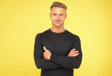 Kendine güvenen, bakımlı bir adam. Yakışıklı çapraz eller siyah giyer. Erkek modası ve güzellik. Adam şık ve modaya uygun görünüyor. Berber dükkanı konsepti. Saçlarına ve kıllarına dikkat et.