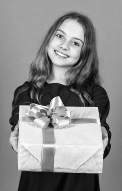 Etrafa sevgi saçın. Anneler Günü, annelik ve annelik bağlarını tanır. Hediye kutusunu tutan kız. Küçük çocuk geleneksel bayramı hediyeyle kutluyor. Hediye al. İnternetten alışveriş. Doğum günü hediyesi