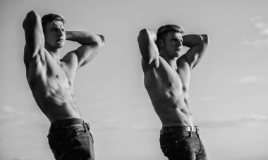 Çifte güç. Kaslı ikizler. Erkek kardeşler kaslı adamlar gökyüzü arka planı. Güçlü kaslı vücut geliştirici. Çekici ikizler. Sağlıklı atletik vücut. Seksi gövde çekici vücut. Erkeklik kavramı